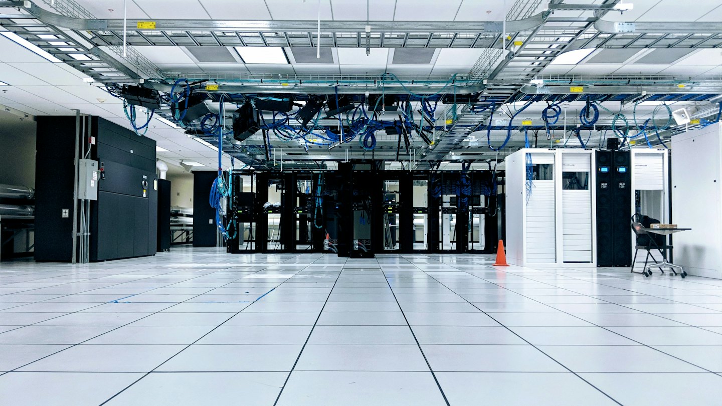 Filas de racks de servidores en un centro de datos moderno y vacío.
